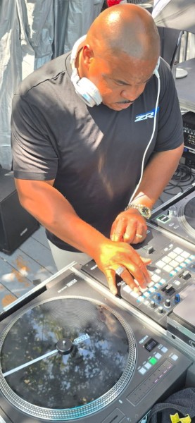 DJ Henry Spinnin Finley mixing on turntables